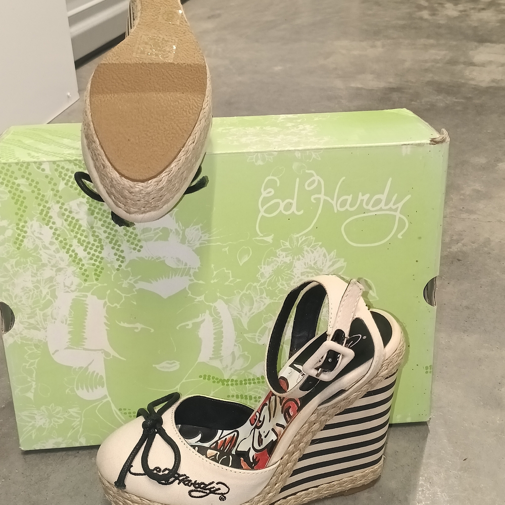 Ed Hardy Women's Cream and Black Graphic Wedges - Picture 6 of 6